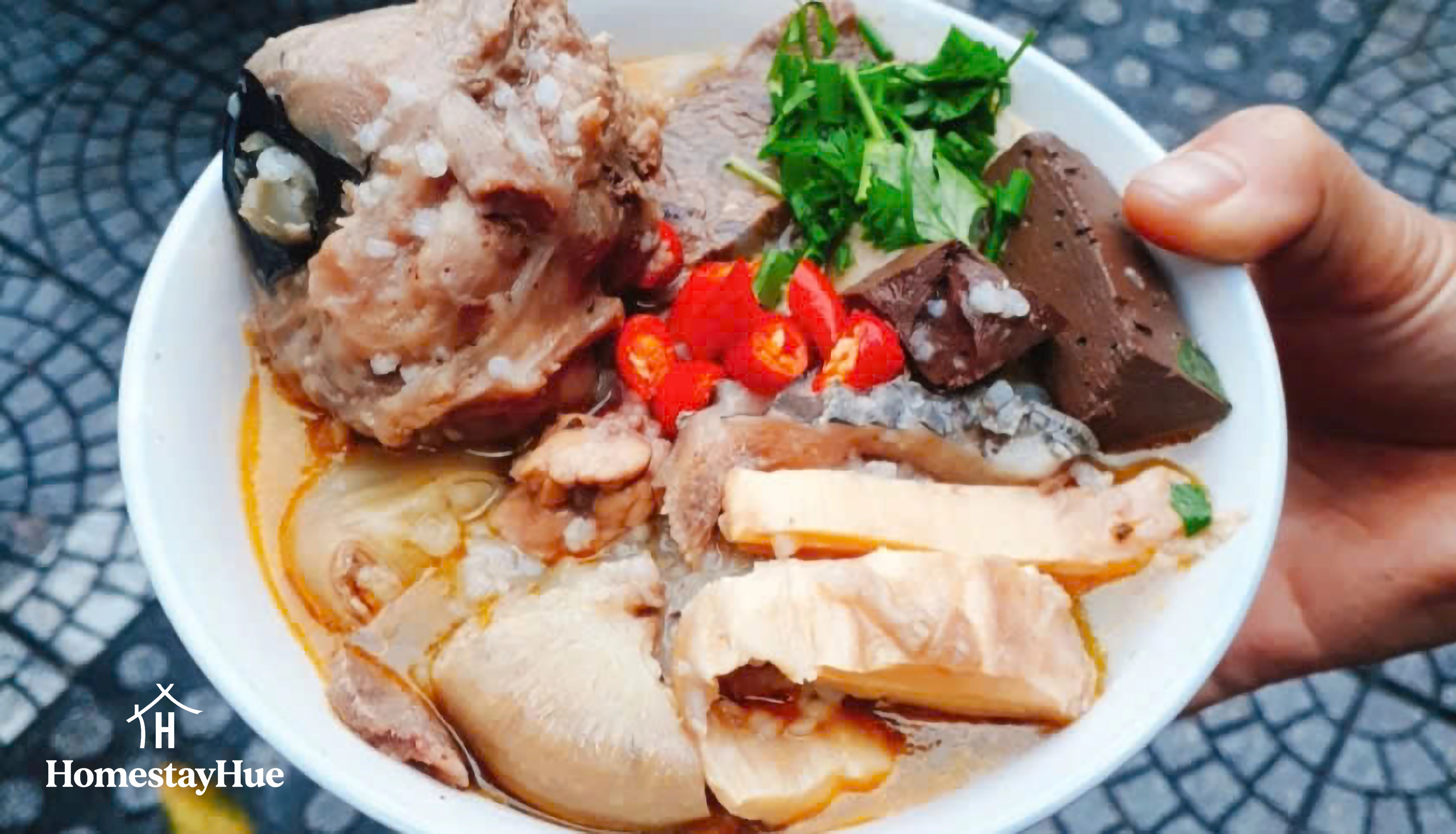 Cháo bò Huế: Nóng hổi, đậm đà ăn là mê