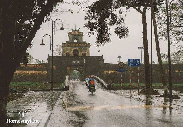 Đạp xe dưới mưa Huế: Trải nghiệm "tẩy rửa" tâm hồn