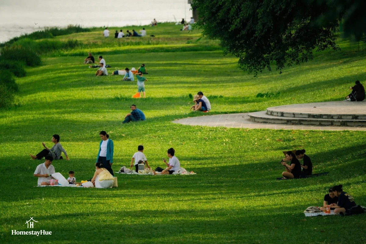 Chiều bình yên trên bờ cỏ sông Hương thơ mộng