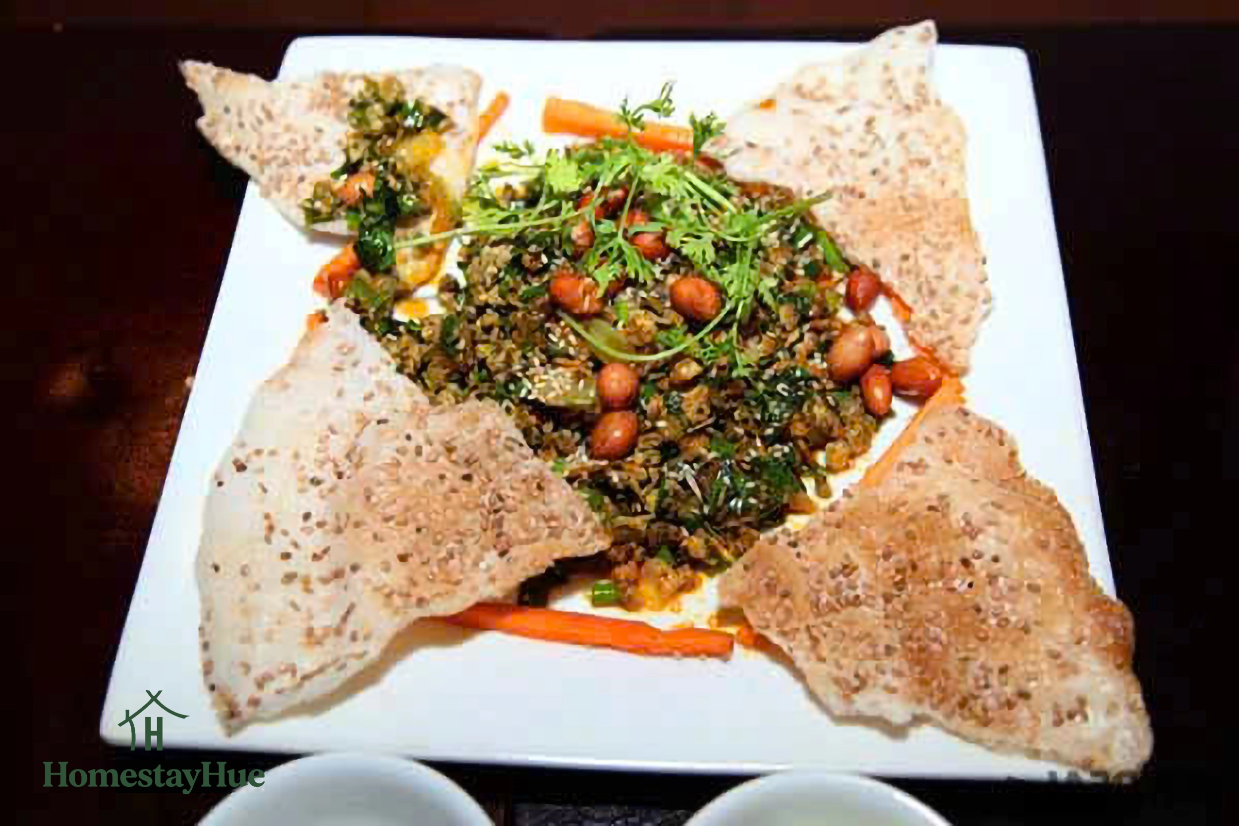 Hến xúc bánh tráng Huế: Vị ngọt sông Hương giòn rụm mê ly